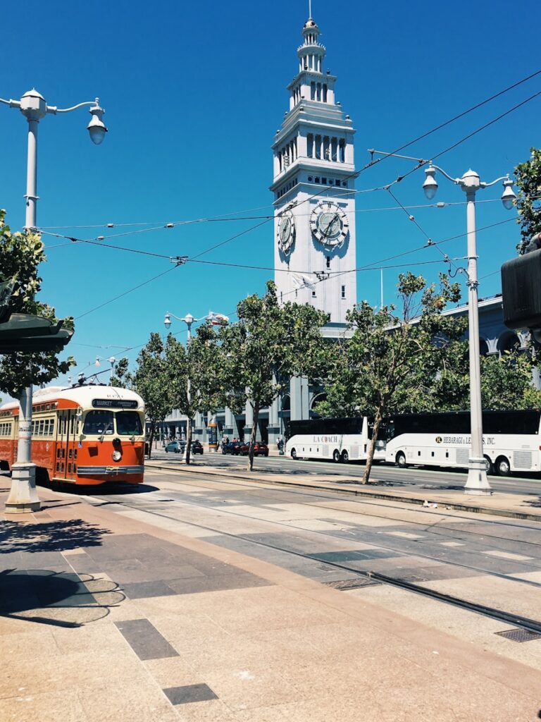 Photo "FinOps Forward: Cost Optimization Strategies in a Hybrid-Cloud Environment with Google Distributed Cloud (GDC)"